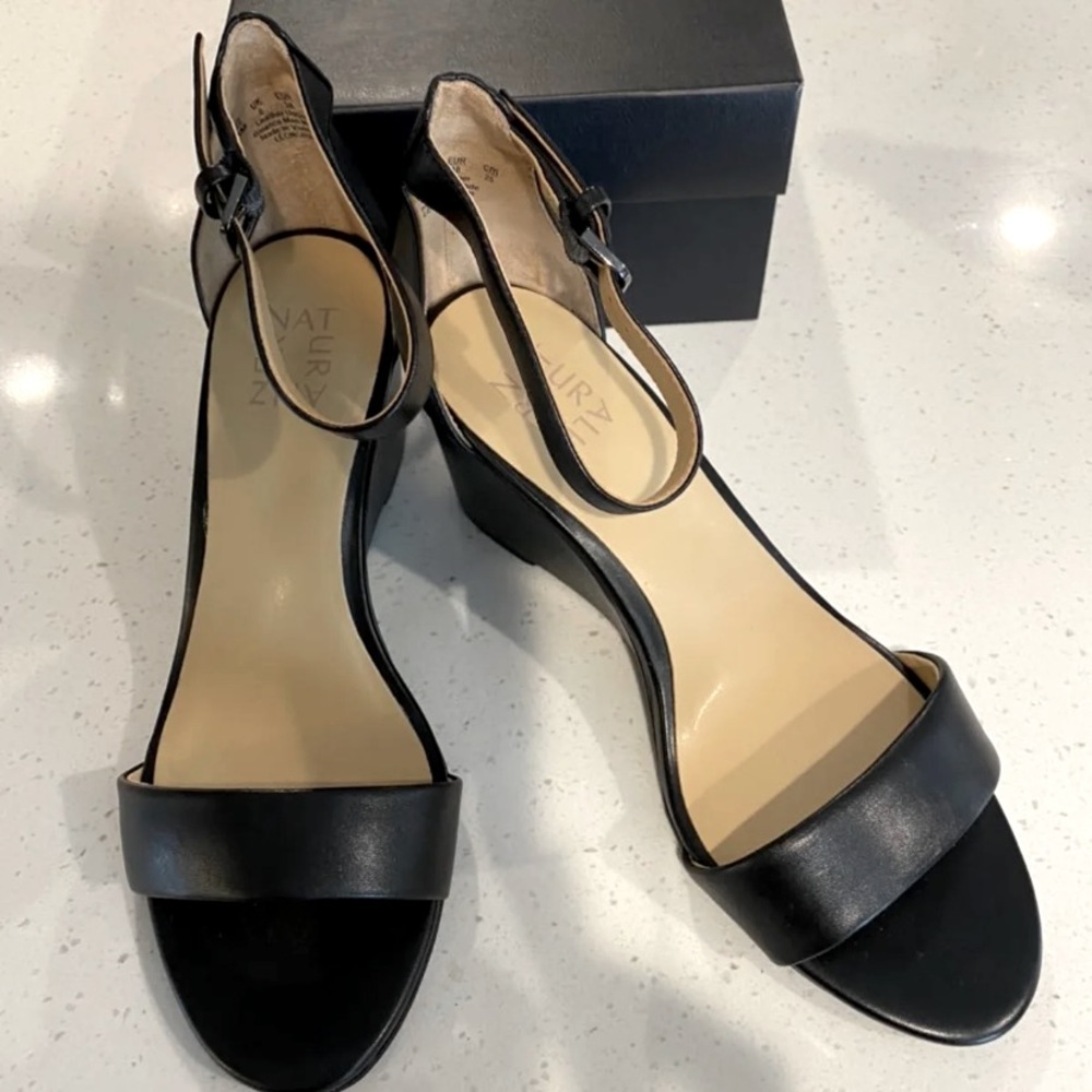 Like new black wedges